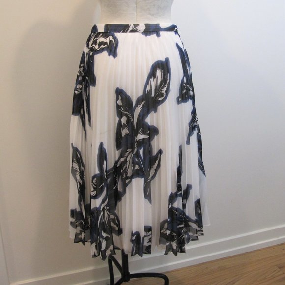 Banana Republic White & Blue Floral Pleated Chiffon Midi Skirt, Size P8 - Picture 3 of 9